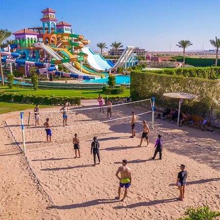 ホテル Charmillion Club Aquapark シャルム・エル・シェイク エクステリア 写真 Tourists playing beach volleyball in Egypt