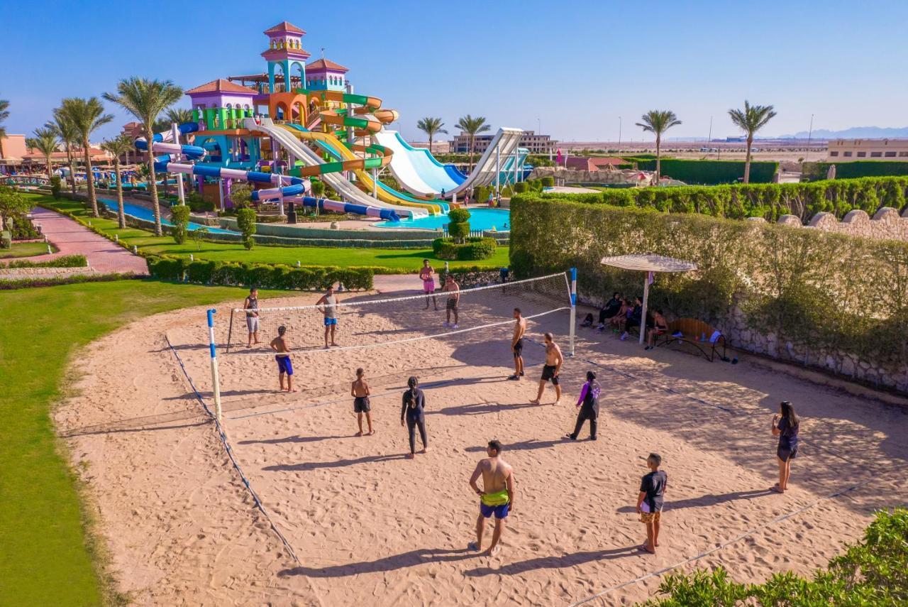ホテル Charmillion Club Aquapark シャルム・エル・シェイク エクステリア 写真 Tourists playing beach volleyball in Egypt