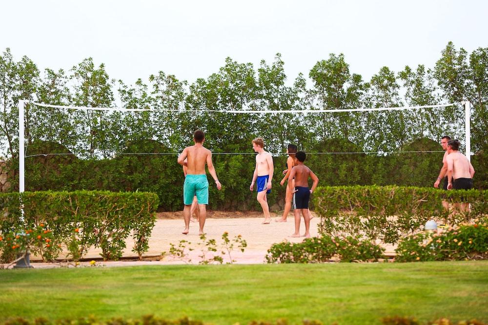 ホテル Charmillion Club Aquapark シャルム・エル・シェイク エクステリア 写真 Volleyball at the beach